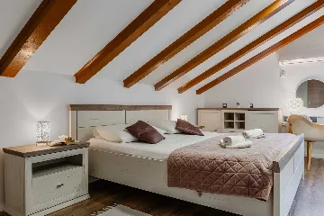 Zadar Newly Renovated 3-Bedroom Apartment with Balcony