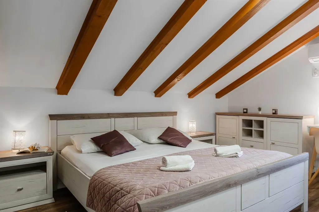 Zadar Newly Renovated 3-Bedroom Apartment with Balcony