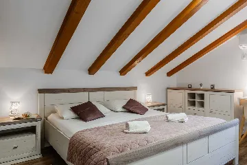 Zadar Newly Renovated 3-Bedroom Apartment with Balcony