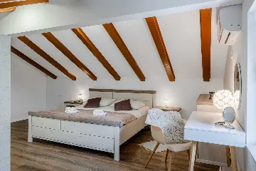 Zadar Newly Renovated 3-Bedroom Apartment with Balcony