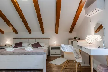 Zadar Newly Renovated 3-Bedroom Apartment with Balcony