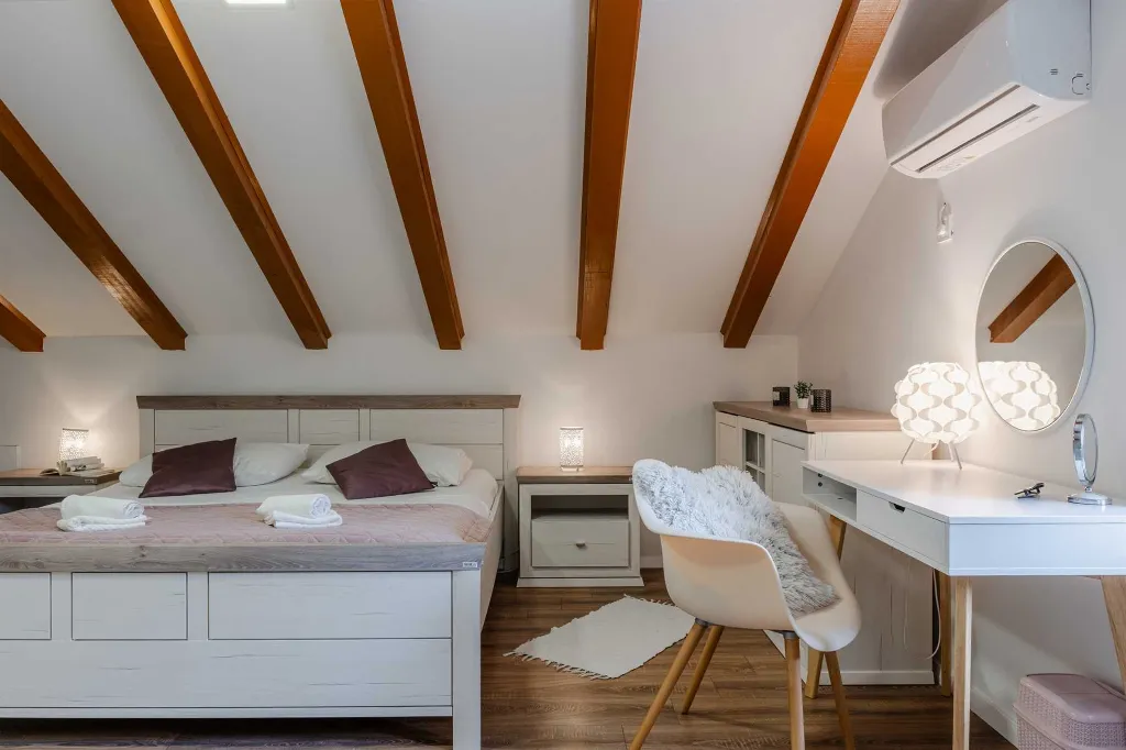 Zadar Newly Renovated 3-Bedroom Apartment with Balcony