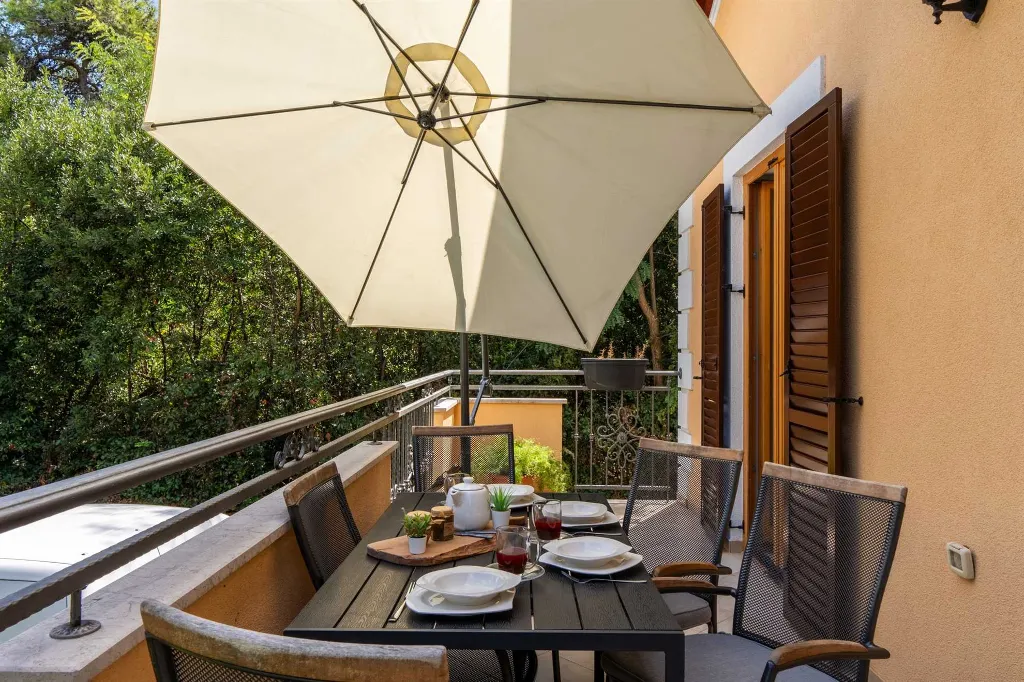Zadar Newly Renovated 3-Bedroom Apartment with Balcony