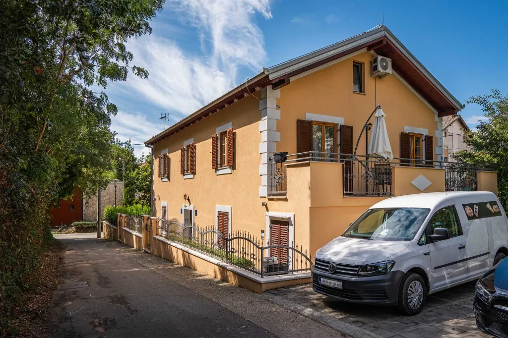 Zadar Newly Renovated 3-Bedroom Apartment with Balcony