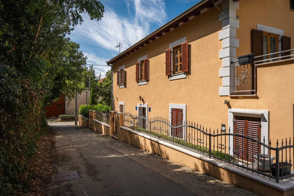 Zadar Newly Renovated 3-Bedroom Apartment with Balcony