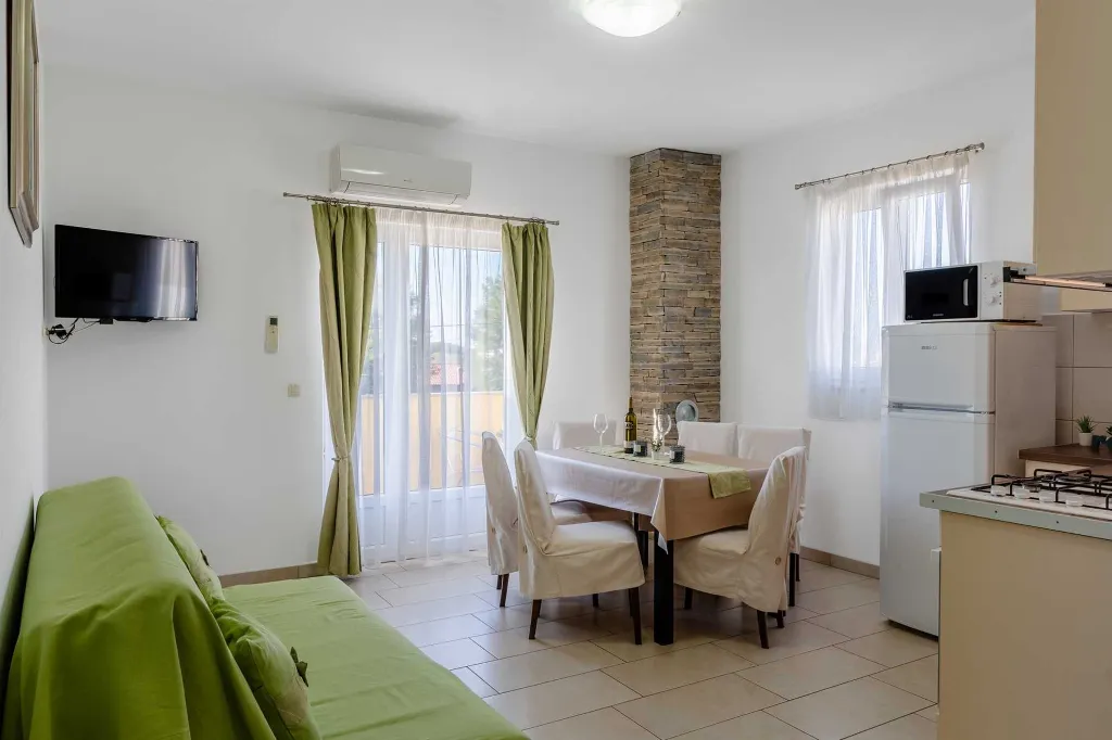 Privlaka 2-Bedroom Apartment for 4-5 Guests
