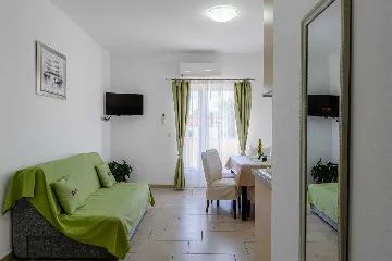Privlaka 2-Bedroom Apartment for 4-5 Guests