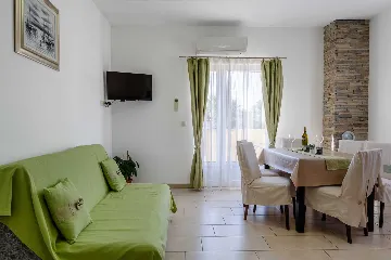 Privlaka 2-Bedroom Apartment for 4-5 Guests