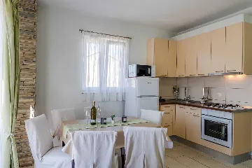 Privlaka 2-Bedroom Apartment for 4-5 Guests