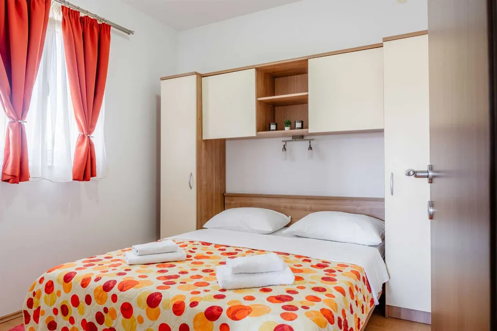 Privlaka 2-Bedroom Apartment for 4-5 Guests