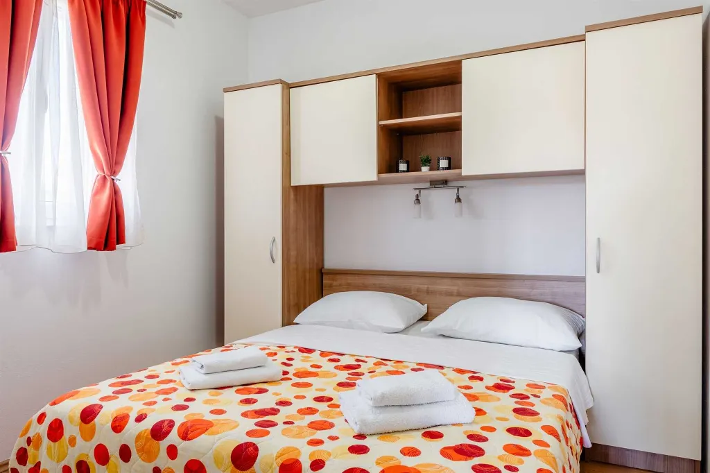 Privlaka 2-Bedroom Apartment for 4-5 Guests