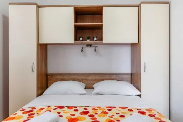 Privlaka 2-Bedroom Apartment for 4-5 Guests