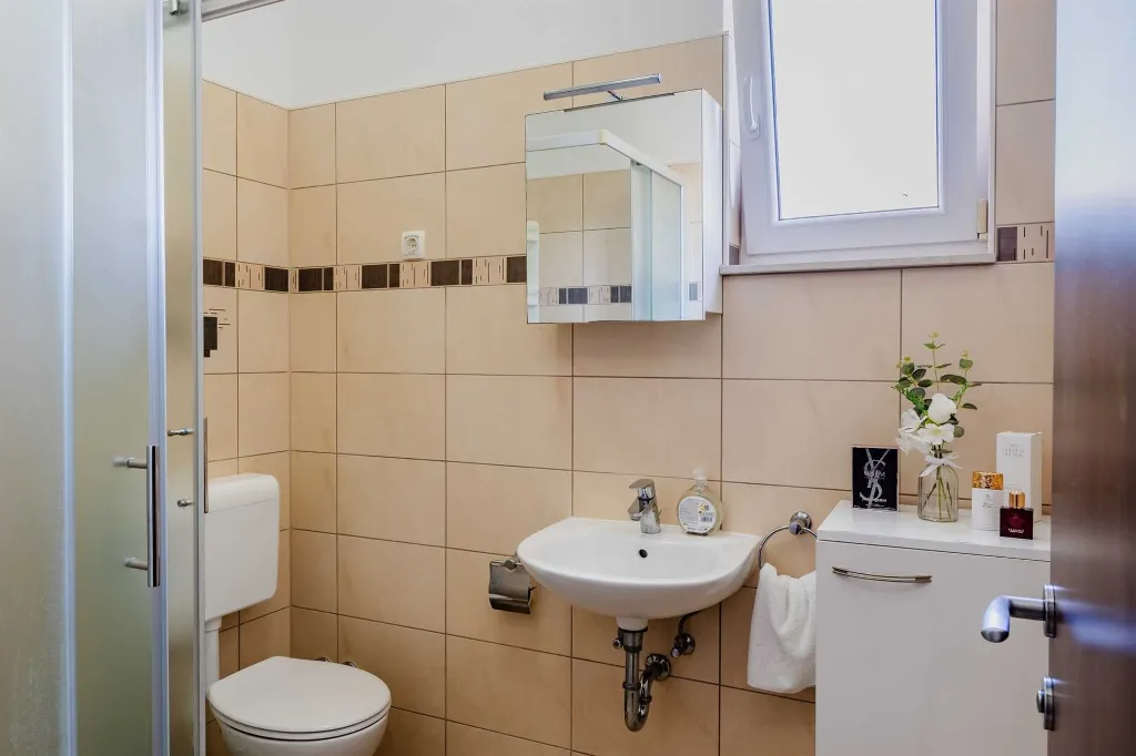Privlaka 2-Bedroom Apartment for 4-5 Guests
