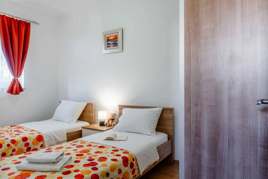 Privlaka 2-Bedroom Apartment for 4-5 Guests