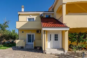 Privlaka 2-Bedroom Apartment for 4-5 Guests