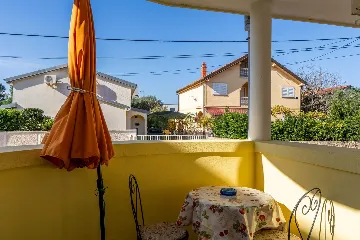 Apartment for 2 in Vir with Roofed Balcony