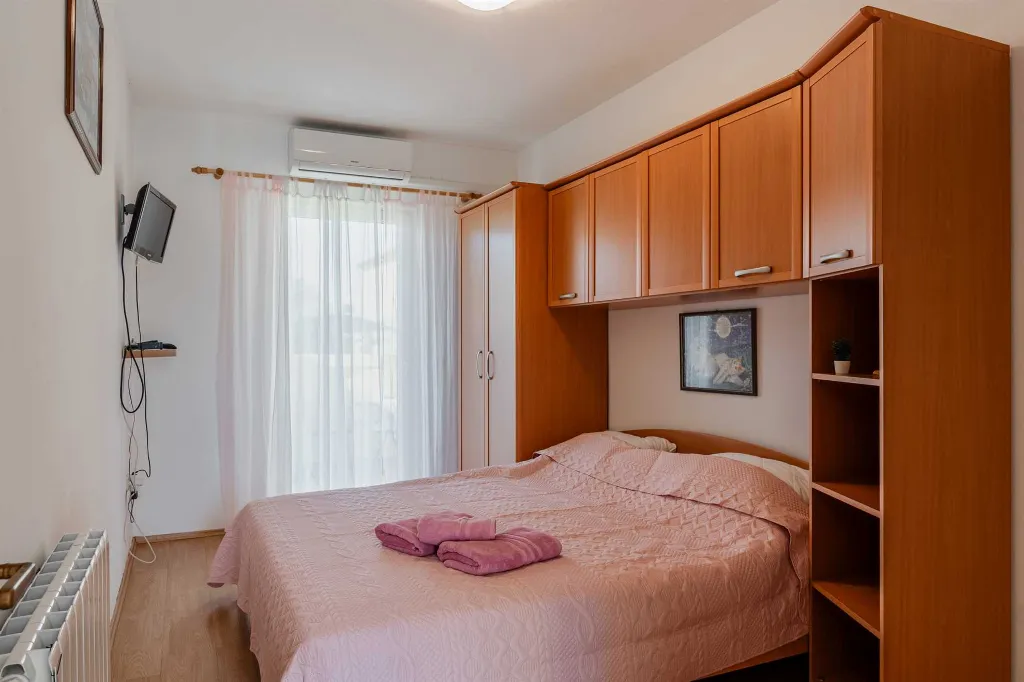 Apartment for 2 in Vir with Roofed Balcony