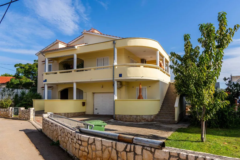 Apartment for 2 in Vir with Roofed Balcony