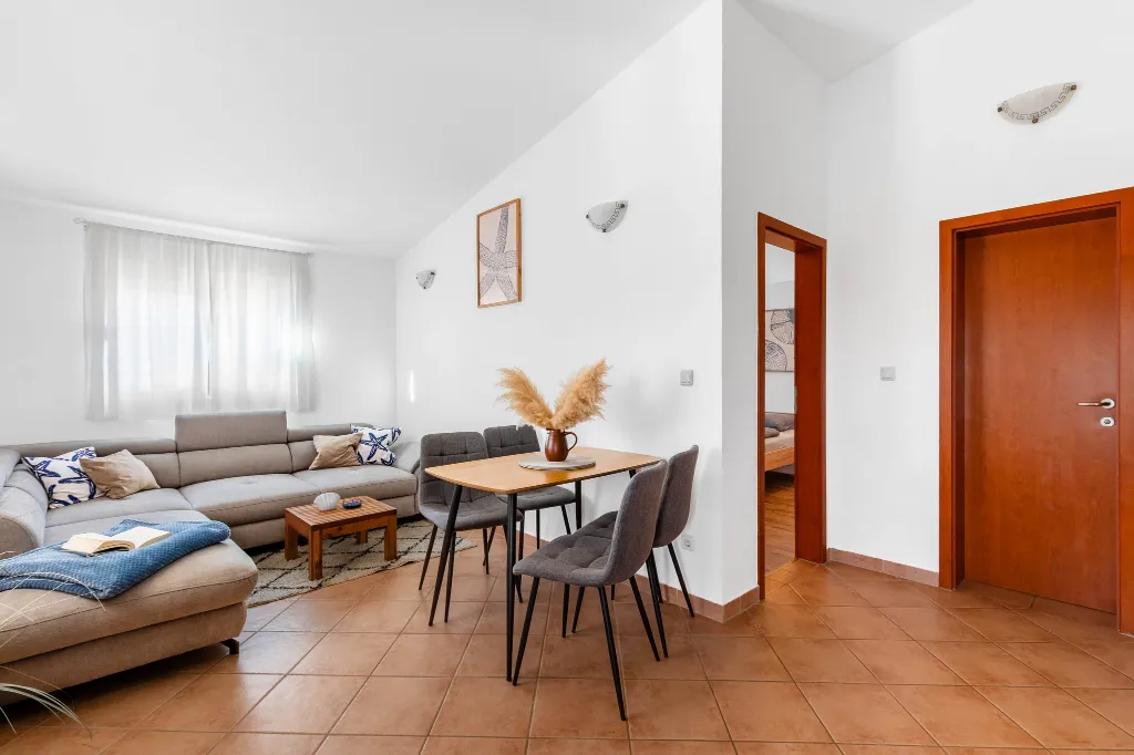 Air-Conditioned Apartment with Balcony in Vir (2–3)