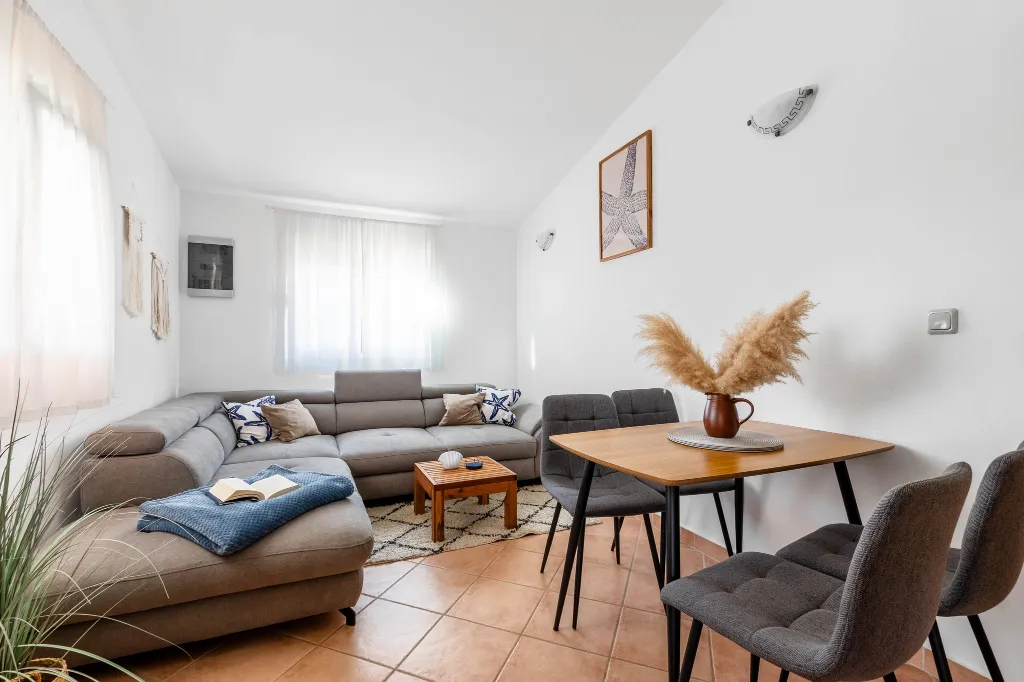 Air-Conditioned Apartment with Balcony in Vir (2–3)