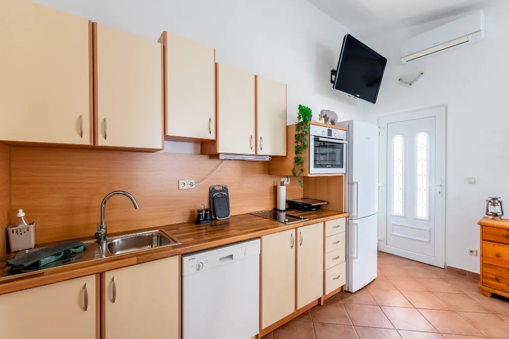 Air-Conditioned Apartment with Balcony in Vir (2–3)