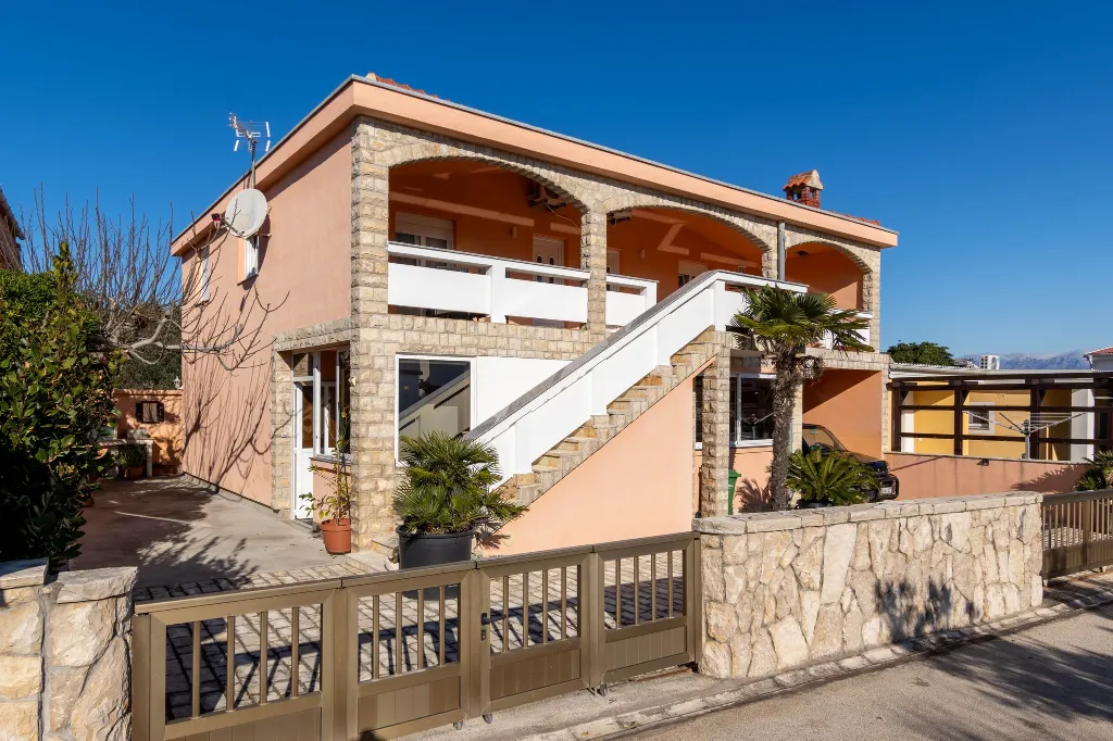 Air-Conditioned Apartment with Balcony in Vir (2–3)