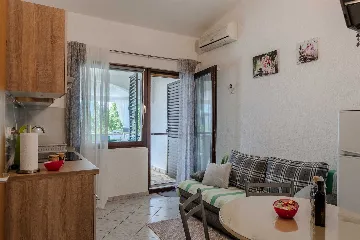Apartment with Covered Balcony in Vir (4 Guests)