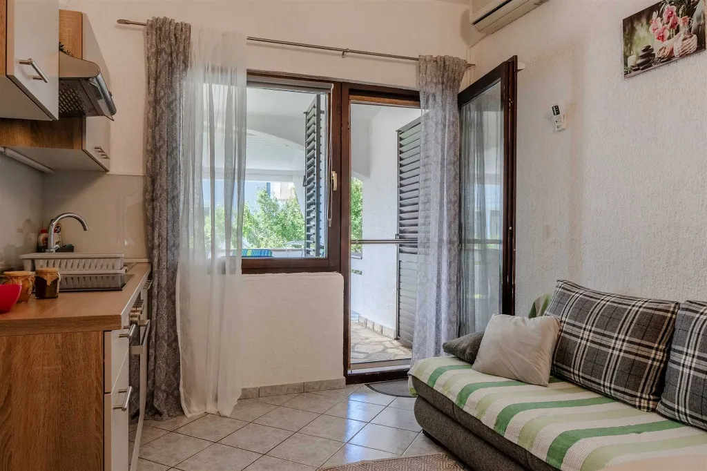 Apartment with Covered Balcony in Vir (4 Guests)