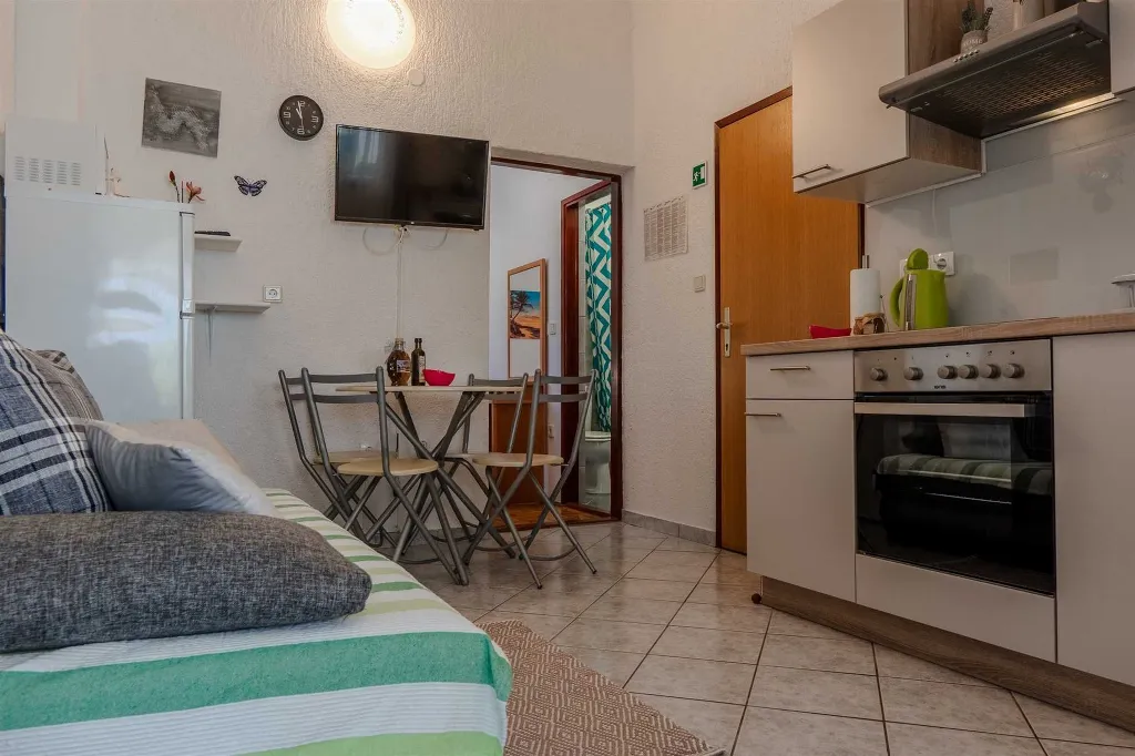 Apartment with Covered Balcony in Vir (4 Guests)