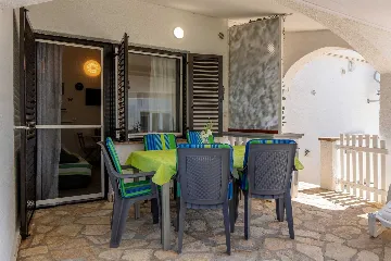 Apartment with Covered Balcony in Vir (4 Guests)