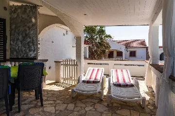 Apartment with Covered Balcony in Vir (4 Guests)