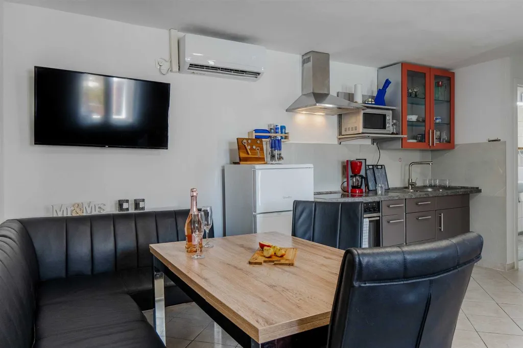 Apartment in Vir for 2–4 Guests near Pebble Beach