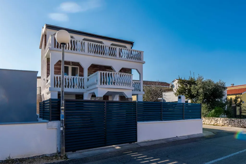 Sea View Apartment in Vir for 4–5 Guests