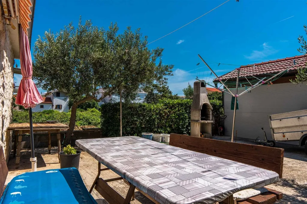 Apartment in Vir for 2–3 Guests with Balcony