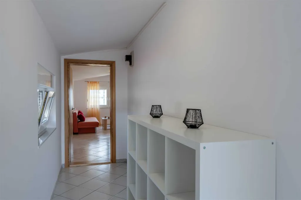 Apartment in Vir for 2–3 Guests with Balcony
