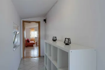 Apartment in Vir for 2–3 Guests with Balcony