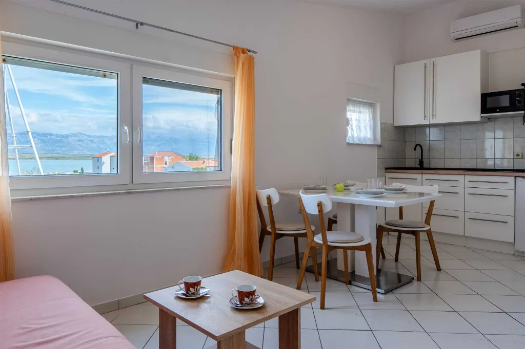 Apartment in Vir for 2–3 Guests with Balcony