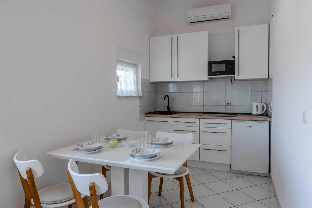 Apartment in Vir for 2–3 Guests with Balcony