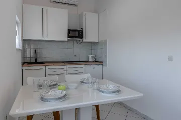 Apartment in Vir for 2–3 Guests with Balcony