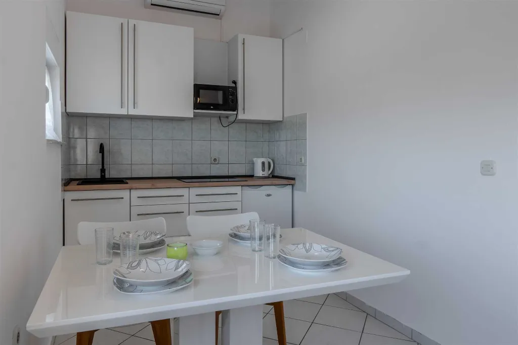 Apartment in Vir for 2–3 Guests with Balcony