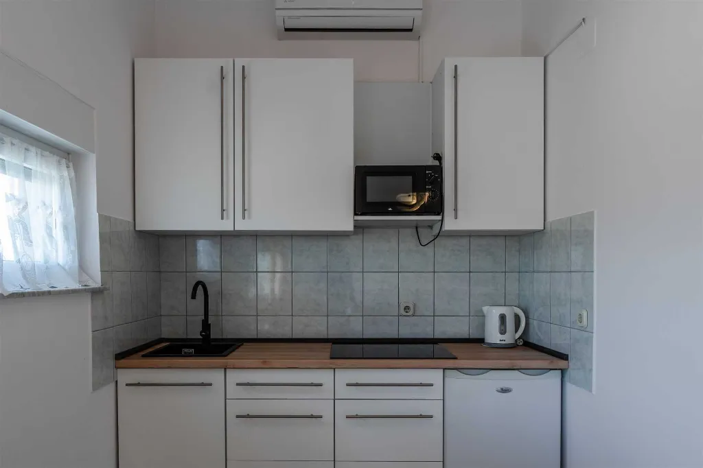 Apartment in Vir for 2–3 Guests with Balcony