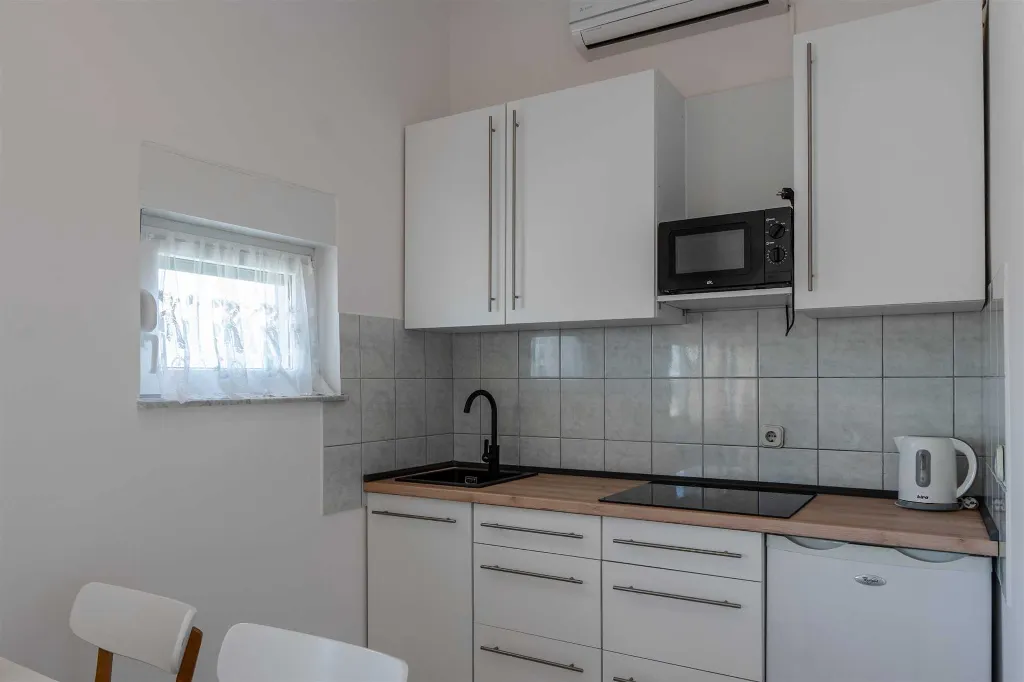 Apartment in Vir for 2–3 Guests with Balcony