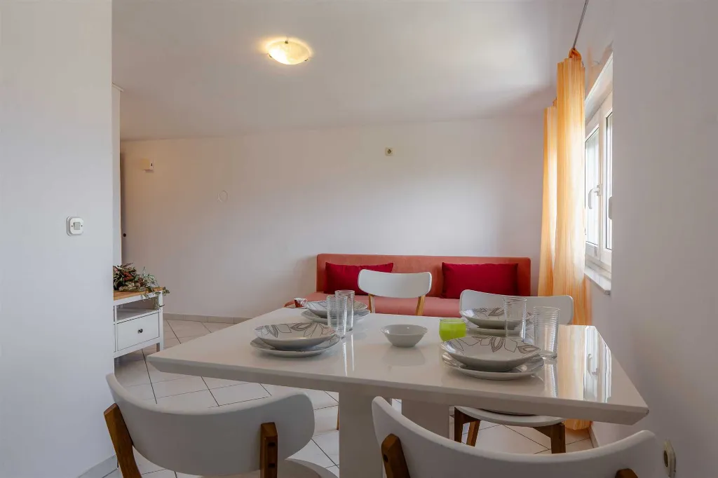 Apartment in Vir for 2–3 Guests with Balcony
