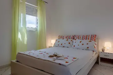 Apartment in Vir for 2–3 Guests with Balcony