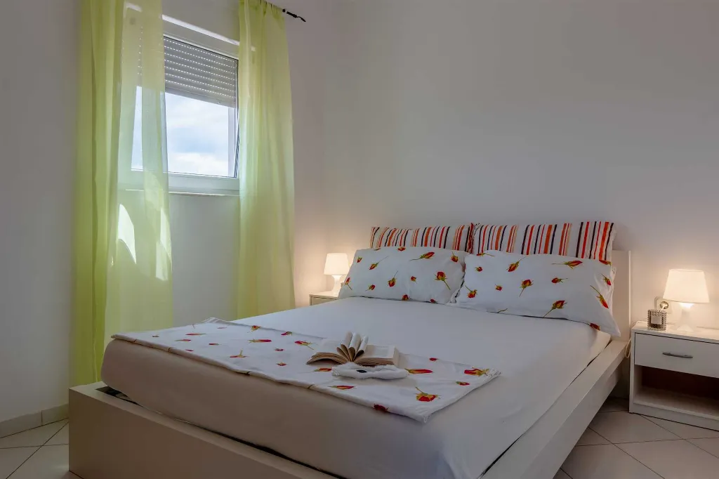 Apartment in Vir for 2–3 Guests with Balcony