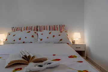 Apartment in Vir for 2–3 Guests with Balcony