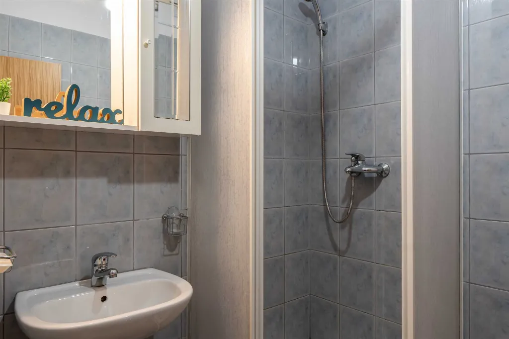 Apartment in Vir for 2–3 Guests with Balcony