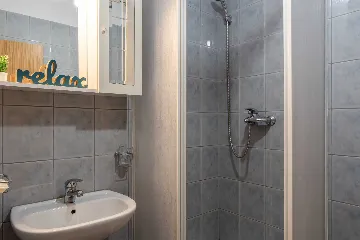 Apartment in Vir for 2–3 Guests with Balcony