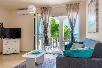 Apartment with Sea View near Pebble Beach in Vir