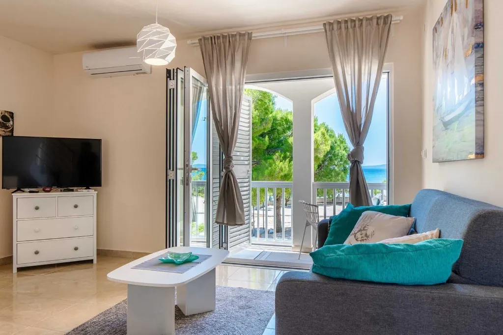 Apartment with Sea View near Pebble Beach in Vir